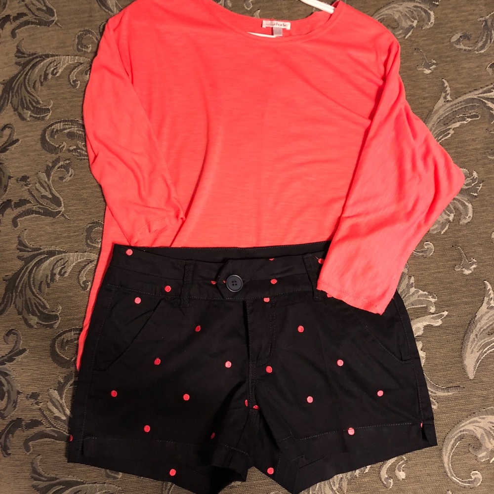 Super cute navy & salmon polka dot shorts size 2